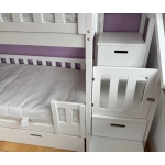 Łóżko piętrowe z drewnianymi schodami i barierką ochronną